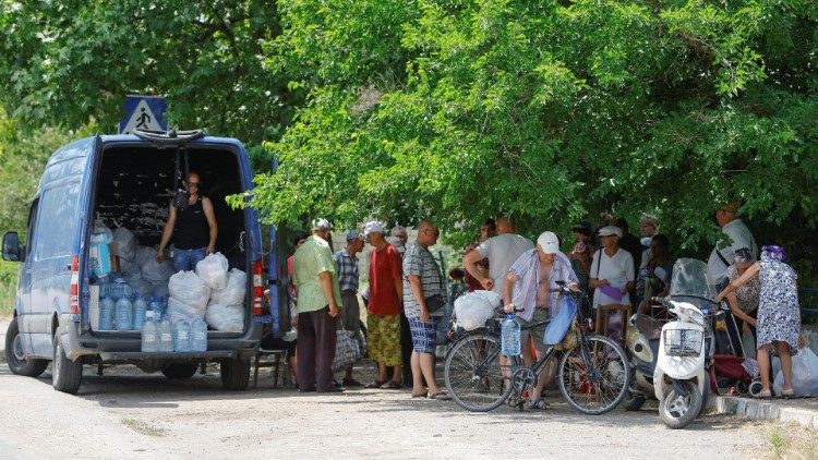 Moradores locais recebem ajuda depois que as águas recuaram após o colapso da barragem de Nova Kakhovka durante o conflito Rússia-Ucrânia, na cidade de Hola Prystan, na região de Kherson, Ucrânia controlada pela Rússia, em 6 de julho de 2023. REUTERS/Alexander Ermochenko