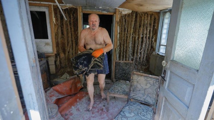Leonid Garul, 72 anos, caminha dentro de uma casa danificada depois que as águas baixaram após o colapso da barragem de Nova Kakhovka durante o conflito Rússia-Ucrânia, na cidade de Hola Prystan na região de Kherson, Ucrânia controlada pela Rússia, julho 6, 2023. REUTERS/Alexander Ermochenko