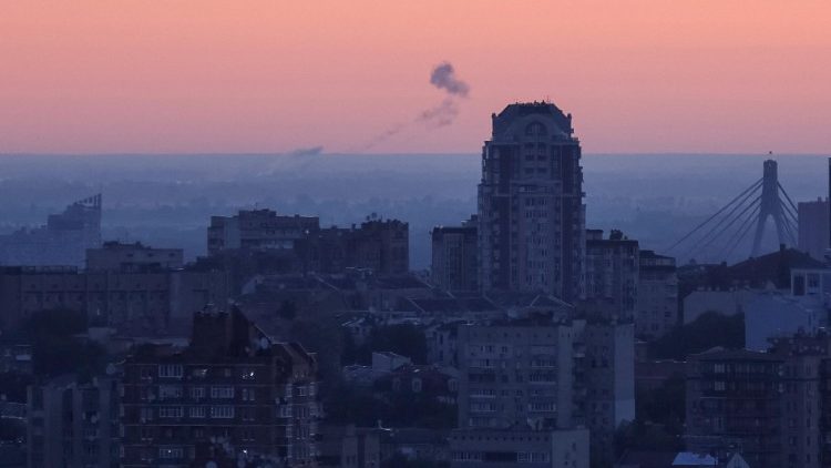 Fumaça sobe no céu sobre a cidade após um ataque de drone russo, em meio ao ataque da Rússia à Ucrânia, em Kiev, Ucrânia, 19 de julho de 2023. REUTERS/Gleb Garanich