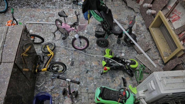 Bicicletas infantis são vistas entre os escombros em um prédio de apartamentos danificado durante ataques de mísseis e drones russos, em meio ao ataque da Rússia à Ucrânia, perto de Odesa, Ucrânia, 19 de julho de 2023. REUTERS/Stringer