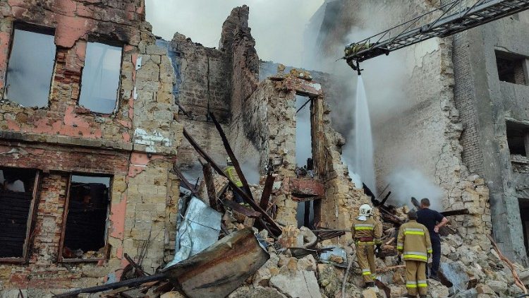 Equipes de resgate trabalham em um prédio residencial fortemente danificado por um ataque de míssil russo, enquanto o ataque da Rússia à Ucrânia continua, em Mykolaiv, Ucrânia, 20 de julho de 2023. REUTERS/Viktoria Lakezina