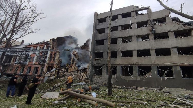 Equipes de resgate trabalham em um prédio residencial fortemente danificado por um ataque de míssil russo, enquanto o ataque da Rússia à Ucrânia continua, em Mykolaiv, Ucrânia, 20 de julho de 2023. REUTERS/Viktoria Lakezina