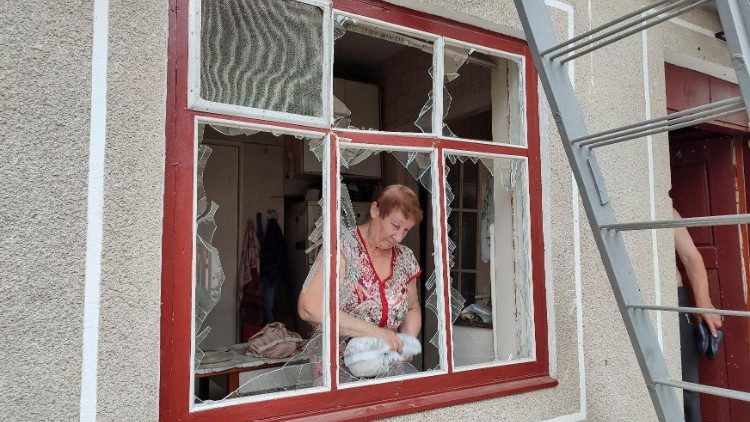 Um morador local remove cacos de vidro de uma janela após um ataque de míssil russo, enquanto o ataque da Rússia à Ucrânia continua, em Mykolaiv, Ucrânia, 20 de julho de 2023. REUTERS/Viktoria Lakezina