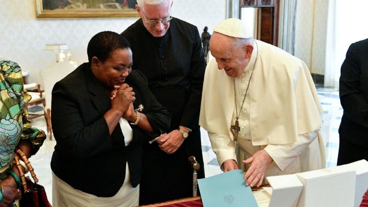 Francesco con la primo ministro dell'Uganda Robinah Nabbanja