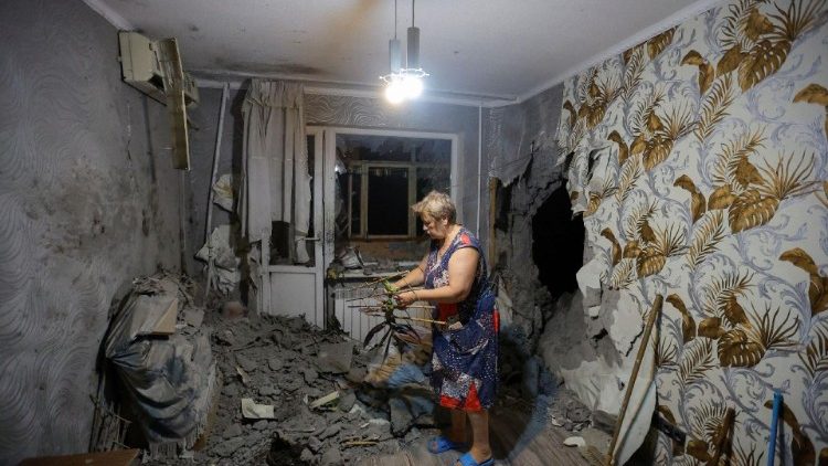 Irina Barkhatova, 68, verifica pertences em seu apartamento atingido por bombardeio durante o conflito Rússia-Ucrânia, em Donetsk, Ucrânia controlada pela Rússia, em 30 de julho de 2023. REUTERS/Alexander Ermochenko