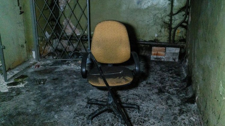 Laços de plástico para tortura e uma cadeira quebrada são vistos dentro do porão de um prédio de escritórios, onde os promotores dizem que 30 pessoas foram detidas por dois meses durante a ocupação russa, em meio ao ataque da Rússia à Ucrânia, em Kherson, Ucrânia, 10 de dezembro de 2022. REUTERS/ Ana Voitenko