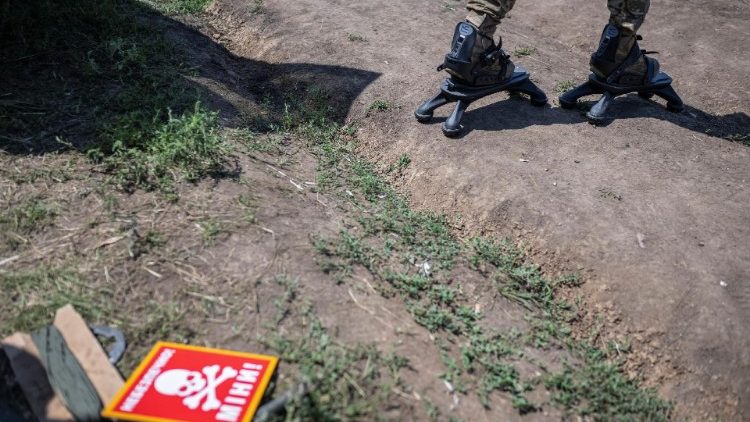 Membro da 128ª brigada separada de defesa territorial das Forças Armadas da Ucrânia usando "botas de aranha", um sistema de proteção que previne ou minimiza lesões nos pés e pernas, participa de um treinamento, em meio ao ataque da Rússia à Ucrânia, na região de Donetsk, Ucrânia agosto 2, 2023. REUTERS/Viacheslav Ratynskyi