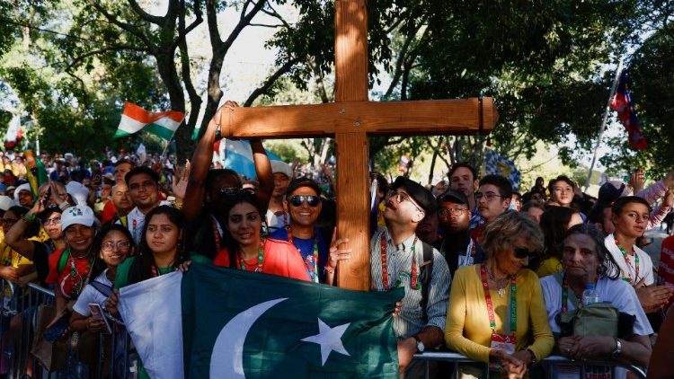 I giovani riuniti nel Parque Eduardo VII di Lisbona dove si svolger la Via Crucis
