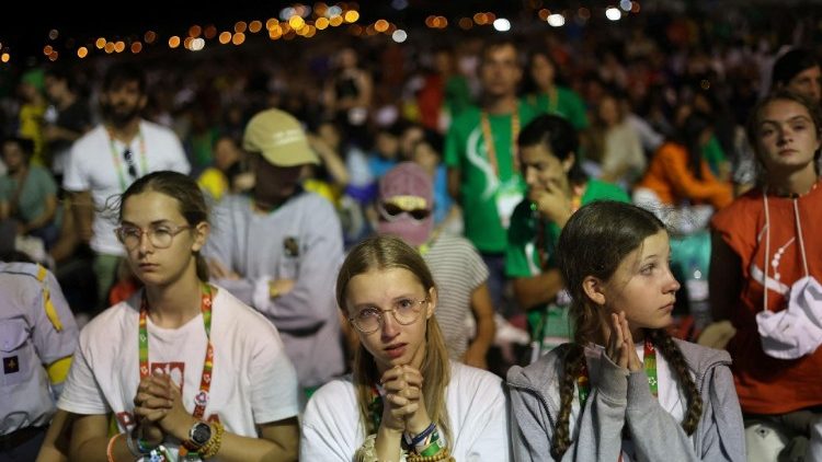 Jóvenes durante la Vigilia en Lisboa, Portugal. 