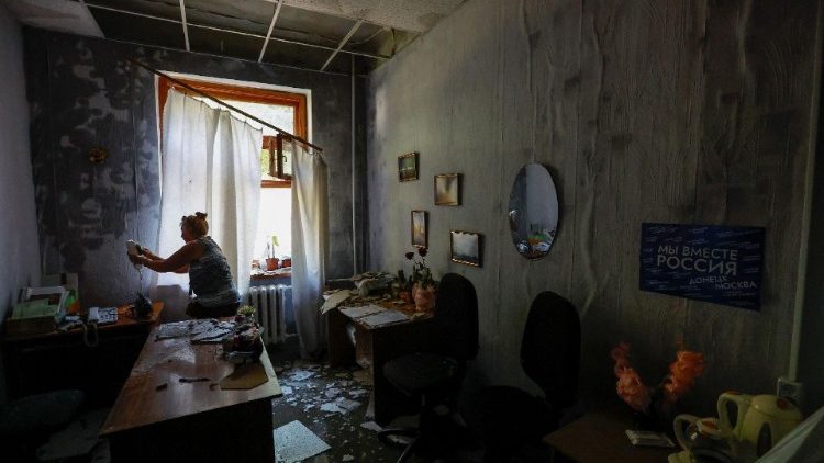 Um funcionário avalia os danos em uma sala do prédio da Universidade de Economia e Comércio, que teria sido atingido por um bombardeio durante o conflito Rússia-Ucrânia em Donetsk, Ucrânia controlada pela Rússia, 6 de agosto de 2023. REUTERS/Alexander Ermochenko