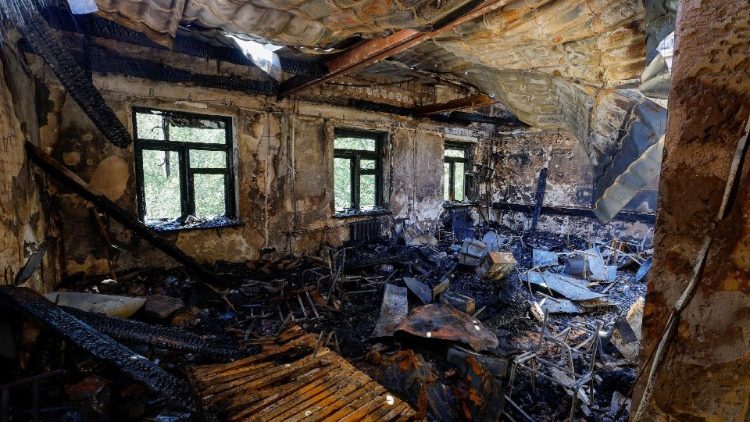 Uma visão interna mostra o prédio danificado da Universidade de Economia e Comércio, que teria sido atingido por um bombardeio durante o conflito Rússia-Ucrânia em Donetsk, Ucrânia controlada pela Rússia, em 6 de agosto de 2023. REUTERS/Alexander Ermochenko