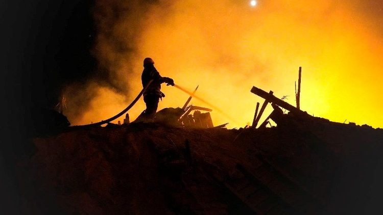 Um bombeiro trabalha no local de um ataque, em meio ao ataque da Rússia à Ucrânia, dado como Starokostiantyniv, região de Khmelnytskyi, Ucrânia, nesta foto divulgada em 6 de agosto de 2023, cortesia da administração da região de Khmelnytskyi/Divulgação via REUTERS T