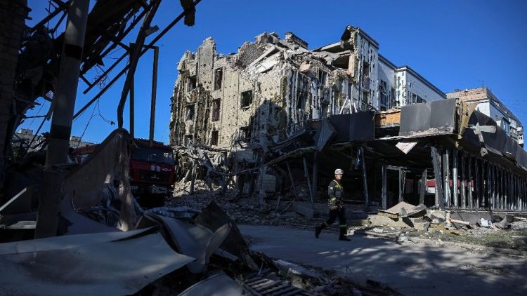 Equipes de resgate trabalham no local de um prédio destruído durante um ataque de míssil russo, em meio ao ataque da Rússia à Ucrânia, em Pokrovsk, região de Donetsk, Ucrânia, 8 de agosto de 2023. REUTERS/Viacheslav Ratynskyi