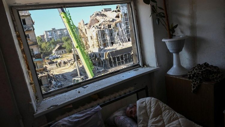 Um morador local dorme em seu apartamento em um prédio de apartamentos danificado durante um ataque de míssil russo, em meio ao ataque da Rússia à Ucrânia, em Pokrovsk, região de Donetsk, Ucrânia, 8 de agosto de 2023. REUTERS/Viacheslav Ratynskyi