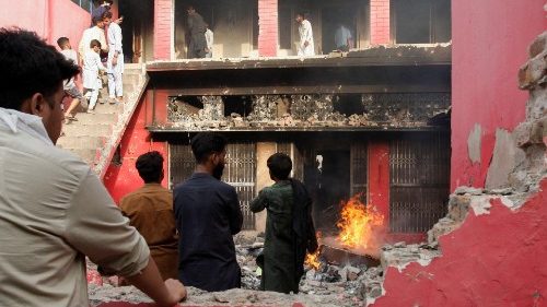 Pakistan, attacco alle chiese cristiane. Bhatti: basta con lodio