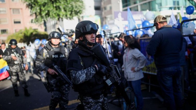 Comizi di chiusura della campagna elettorale strettamente sorvegliati della polizia