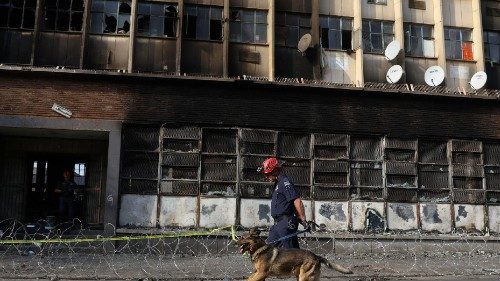 Il Papa prega per le decine di vittime dell'incendio a Johannesburg 