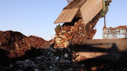 Il Papa: il cibo gettato via è un affronto ai poveri