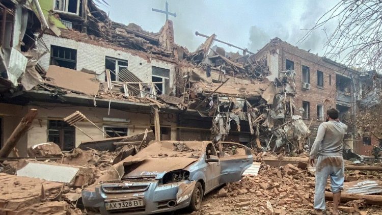 Oleh Bychko olha para um prédio residencial danificado por um ataque de míssil russo, onde equipes de resgate recuperam dos escombros o corpo de seu filho Tymofii, de 10 anos, em meio ao ataque da Rússia à Ucrânia, em Kharkiv, Ucrânia, 6 de outubro de 2023. REUTERS/Vitalii Hnidyi