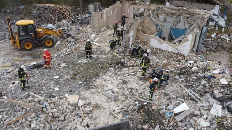 La devastazione provocata da un missile russo lanciato sul paese di Hroza
