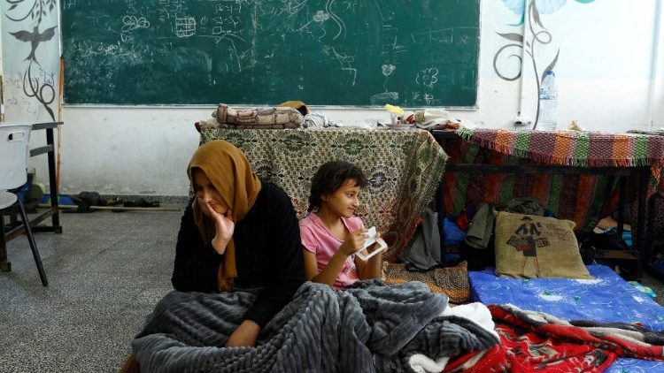 Familias palestinas que han perdido sus casas en los bombardeos israeles se refugian en una escuela habilitada por la ONU en Khan Younis