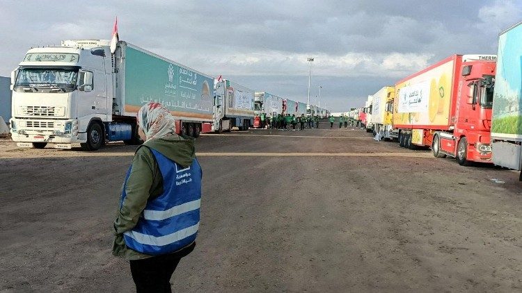 Alcuni dei camion che venerd 20 ottobre dovrebbero attraversare il valico di Rafah (Reuters)