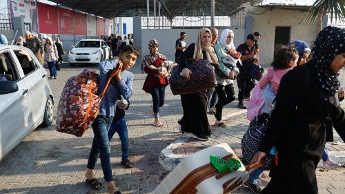 Gaza, 450 persone evacuate attraverso Rafah. Blinken in Israele