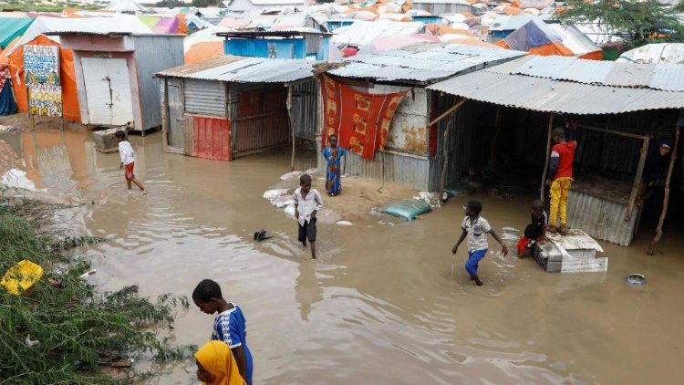 Displaced Somali children at the  flooded Al Hidaya camp