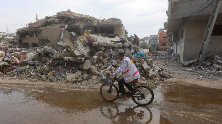 Un medico palestinese nella Striscia di Gaza (Reuters / Ahmed Zakot)