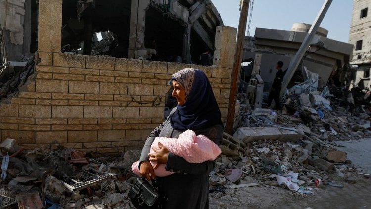 Una donna palestinese tra le macerie