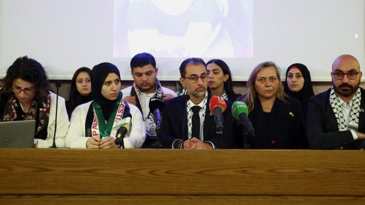 Un gruppo di familiari di palestinesi a Gaza che hanno incontrato questa mattina il Papa