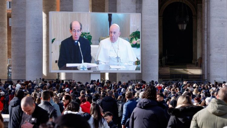 La folla in Piazza San Pietro segue l'Angelus dai maxischermi