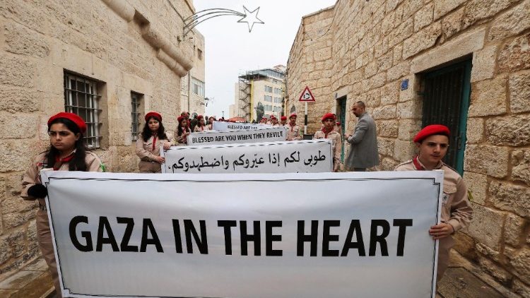 Messaggi di solidariet per gli abitanti di Gaza portati dagli scout di Betlemme, il giorno della visita del patriarca latino di Gerusalemme, il cardinale Pizzaballa, alla vigilia di Natale