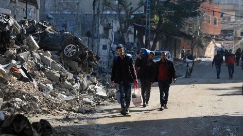 Il Papa: Siria, Gaza, Ucraina, un deserto di morti. Preghiamo e lottiamo per la pace