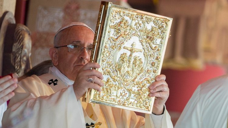 Papa com o Evangeliário