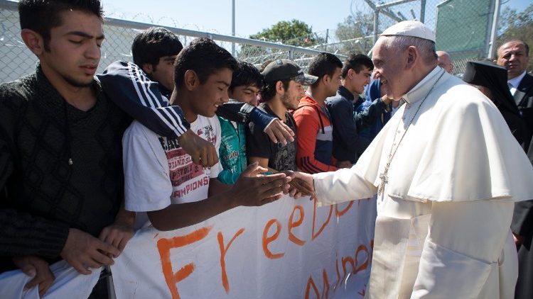 Le Pape rencontrant un groupe de migrants.
