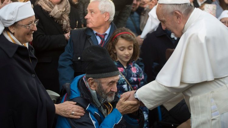 Papa Francisco com pessoas necessitadas
