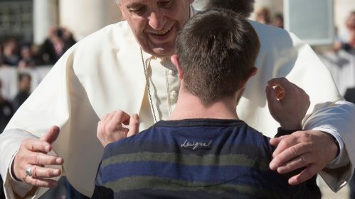 Papa a udienza: il paradiso è abbraccio con Dio, a nessuno resta solo la disperazione