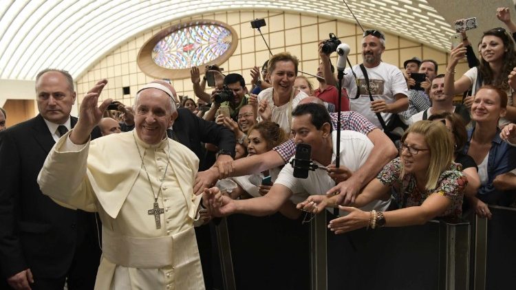Papst Franziskus mit Gläubigen im Vatikan