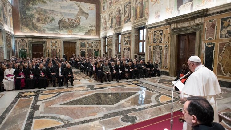 Le Pape François s'adresse aux participants à la Conférence sur le désarmement nucléaire au Vatican