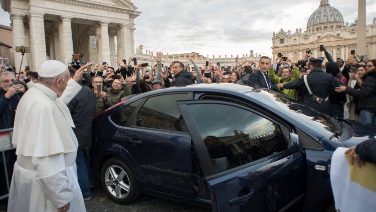 Papa na visita ao 'Hospital de Campanha" montado em frente ao Vaticano