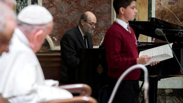 Le Pape François observant le compositeur Arvo Pärt lors de la remise du prix Ratzinger.