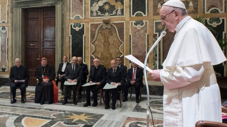 Le Pape François lors d'une conférence de la Fondation Ratzinger-Benoît XVI en salle Clémentine au Vatican. 