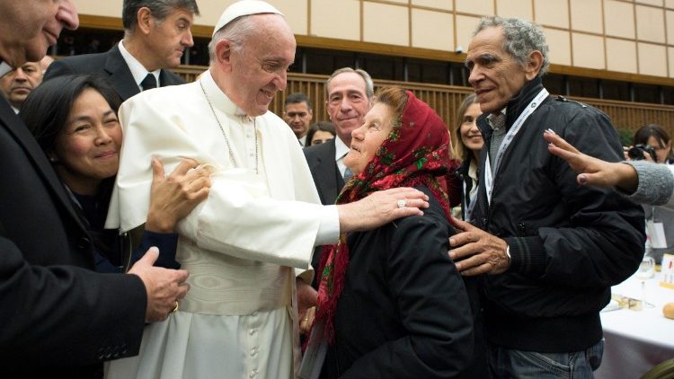 Papież Franciszek podczas obiadu z ubogimi z Rzymu