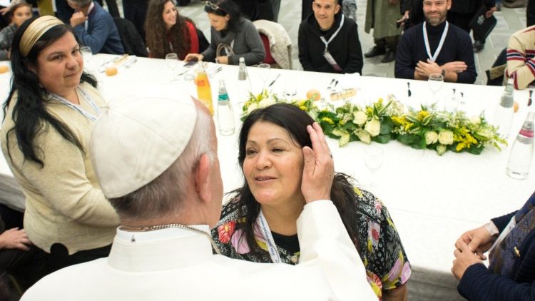 Papež při jednom z obědů pro chudé lidi