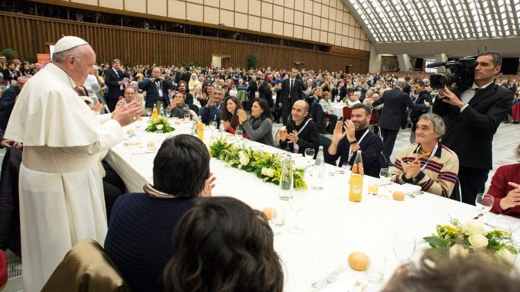 Papa Francisco durante almoço com os pobres