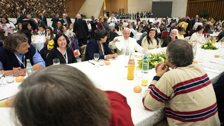 Popiežius Pranciškus pietauja su vargšais Pauliaus VI audiencijų salėje 2017 lapkričio 19 d