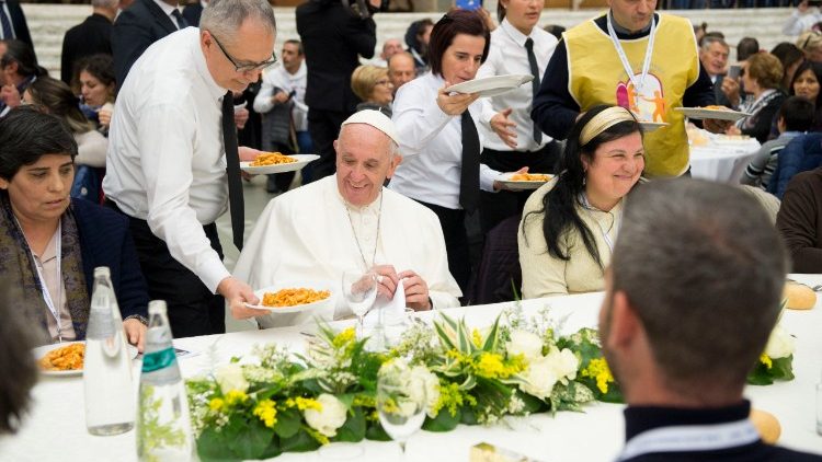  Papa drekon me të varfërit