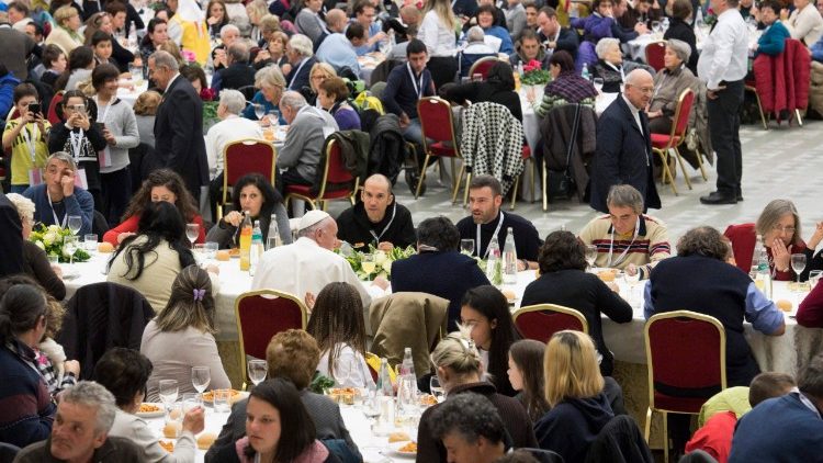 Le Pape participant à un repas avec des pauvres, le 19 novembre 2017.