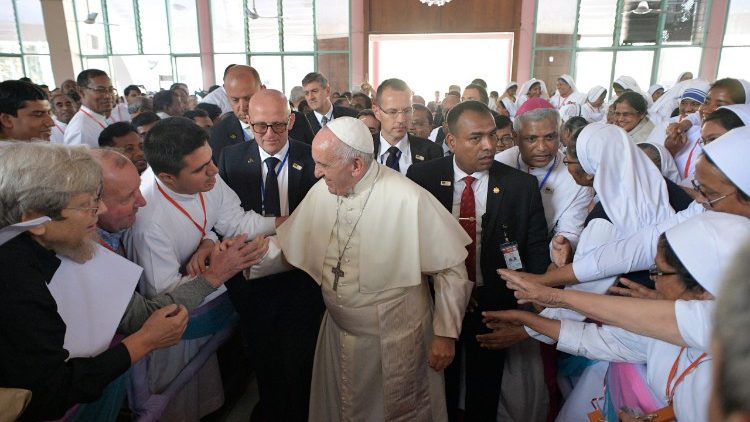 Un incontro del Papa con i religiosi